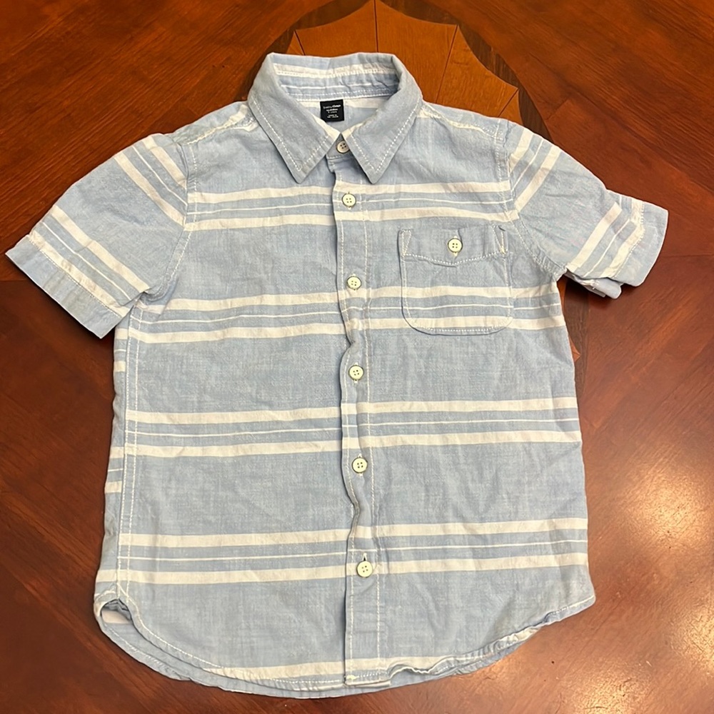 Baby gap bottom down short sleeve shirt